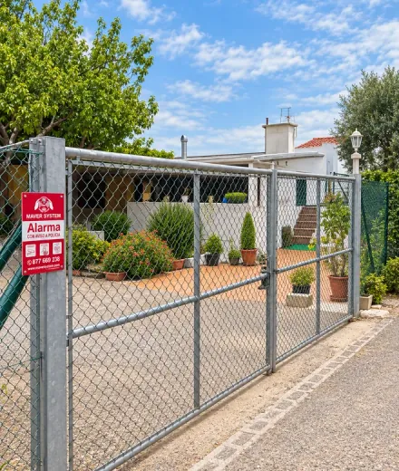 Vivienda rústica protegida con alarma Maversystem